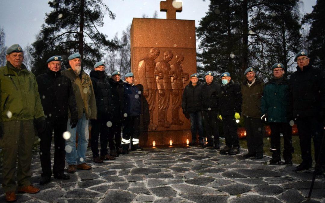 KymlRT:n kynttiläpartio sankarihaudoilla 30.11