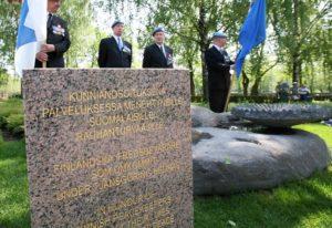 Rauhanturvaajaliiton edustajat menehtyneiden rauhanturvaajien muistomerkillä