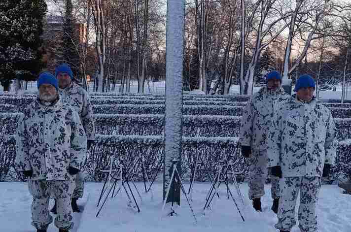 Kriisinhallintaveteraanien jouluaaton kunniavartiot sankarihaudoilla eri puolilla Suomea